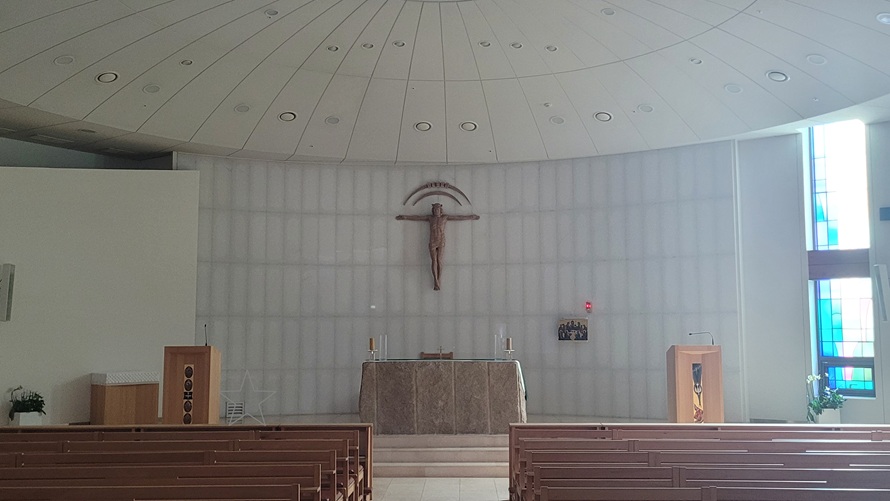 시흥4동성당 성전 안 제대, 제단, 십자고상, 감실, 스테인드글라스 사진입니다.