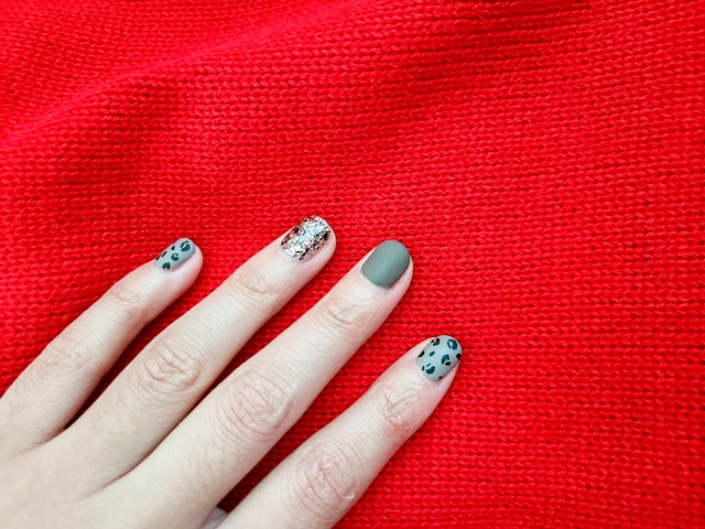 빨간색 배경위에 놓은 네개의 손가락