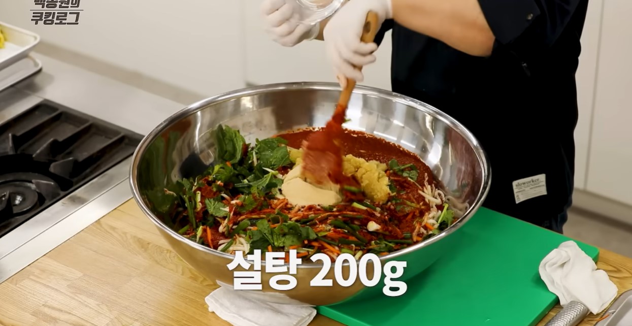 김칫소 모든 재료를 섞는 모습