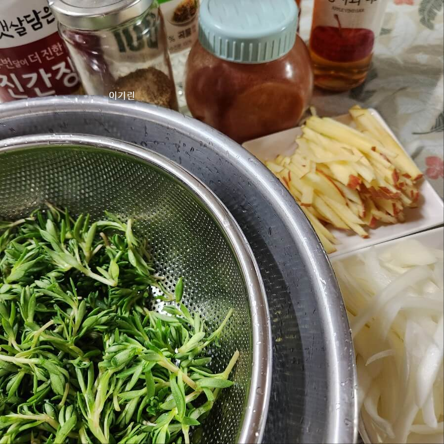 입맛을 돋아주는 돋나물 사과 무침 만드는 법 봄나물 효능