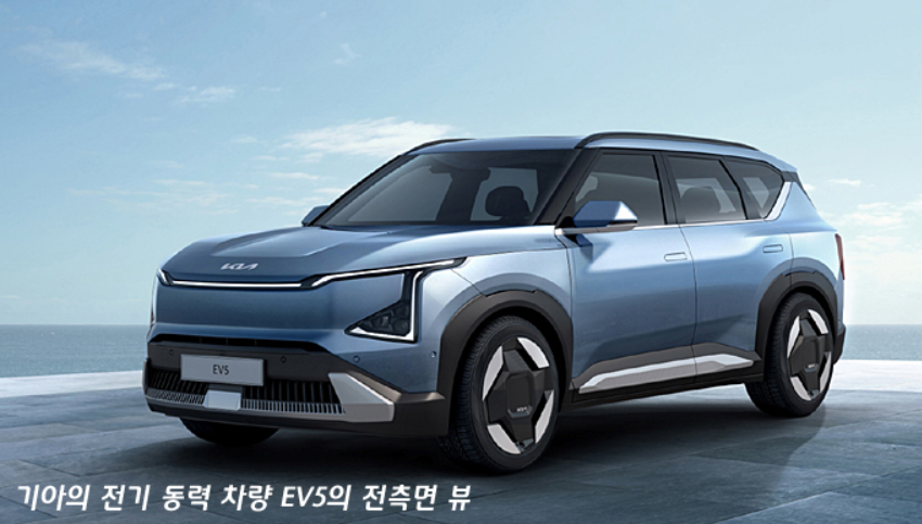 기아 EV5 전면부 LED 헤드라이트와 라이트 바 디자인