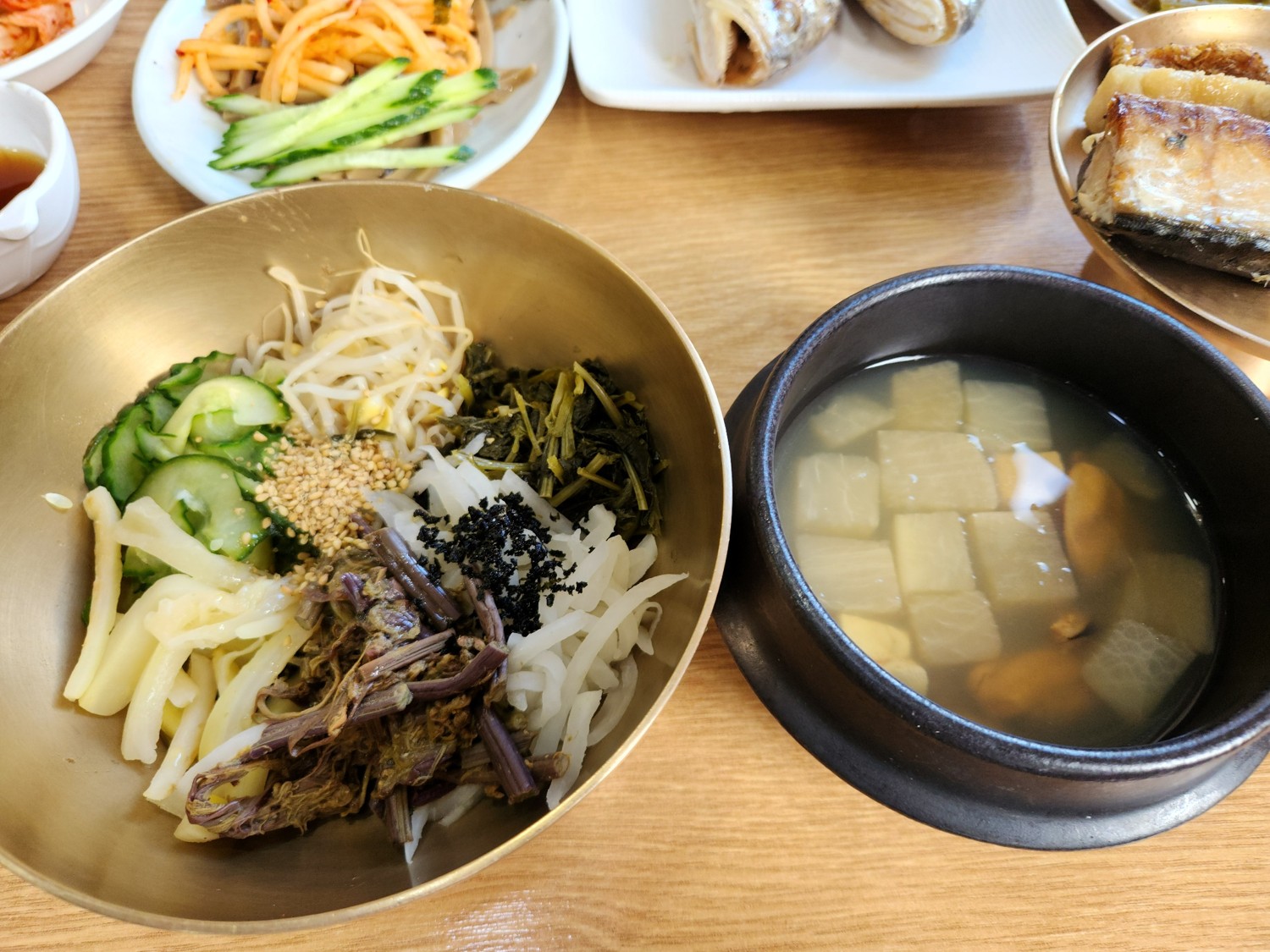 큰 그릇 안에 6가지 야채가 들어가 있는 모습