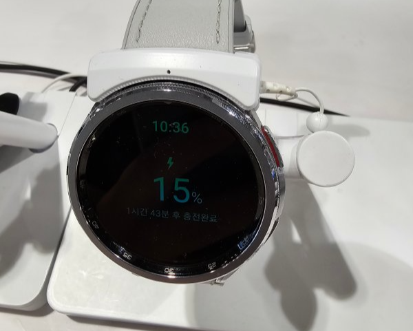 화면이-켜져있는-갤럭시워치