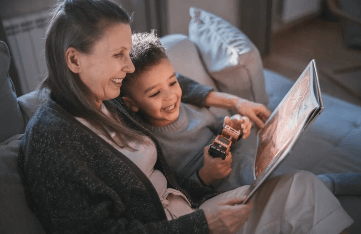 할머니와-손녀의-함께-책-읽는-모습