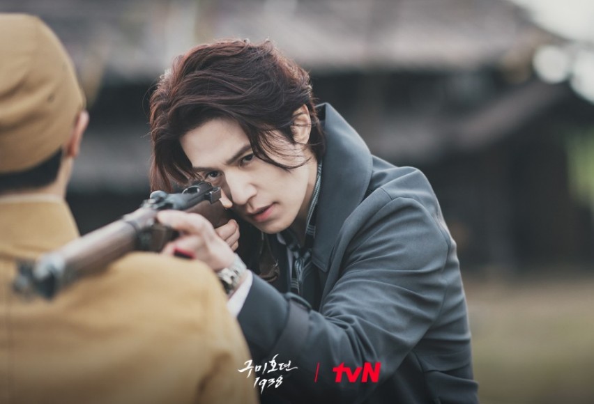 이동욱이-총을겨누는-모습