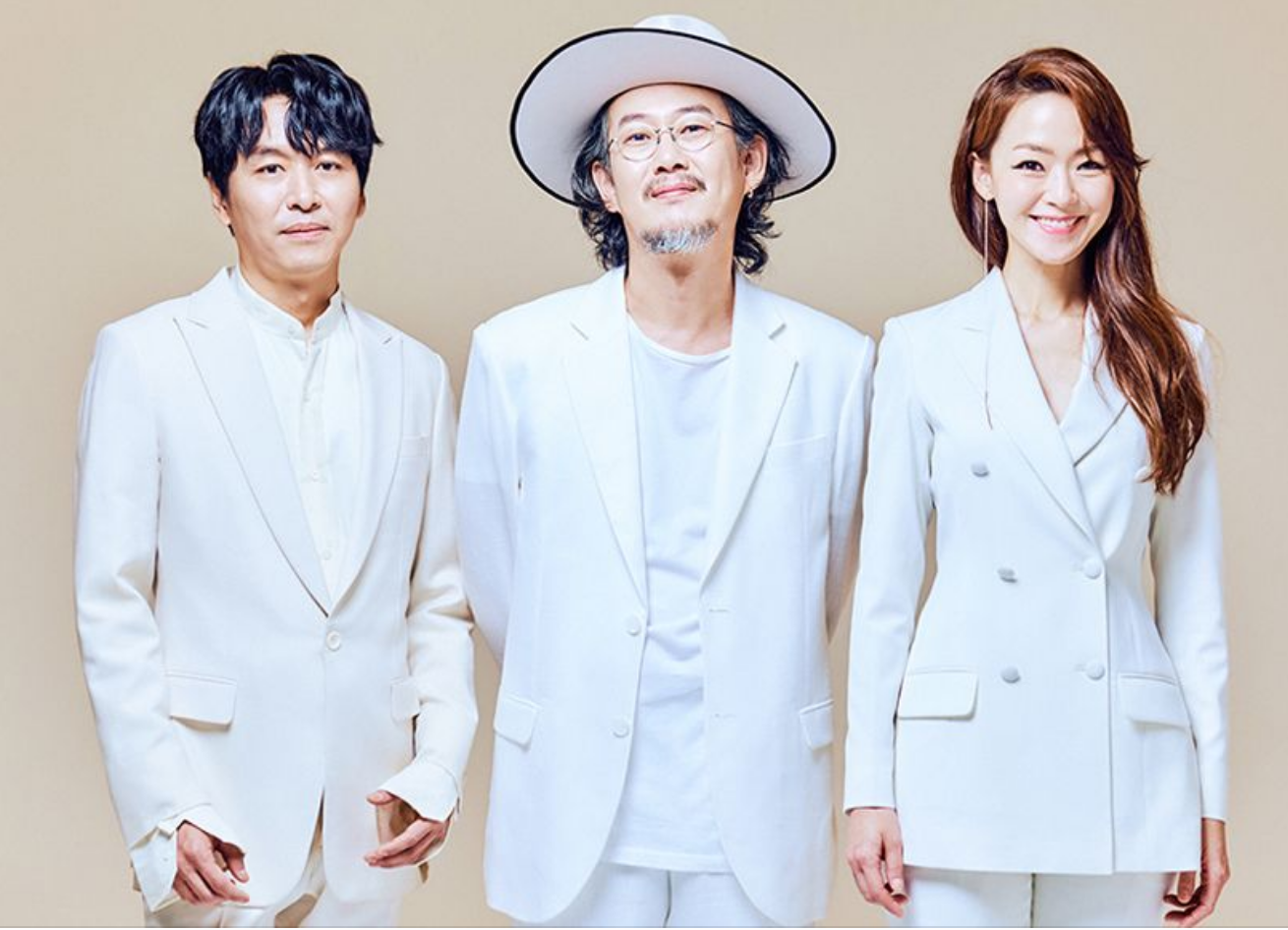 자우림 멤버 김진만&#44; 이선규&#44; 김윤아가 하얀 슈트를 입고 나란히 서있는 사진