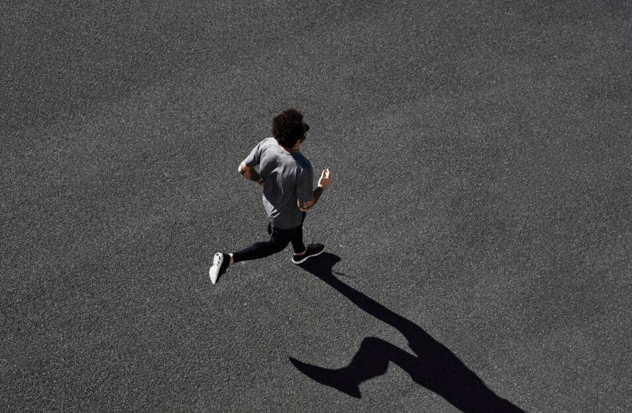 달리기 운동을 하는 남성