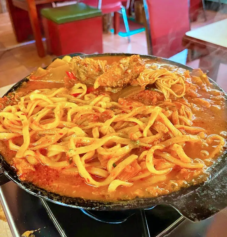 줄서는식당 대식가 방 성훈 추천 묵은지 무쇠 솥뚜껑 김치찜 한돈 생삼겹살 한우 차돌박이 해남 된장찌개 맛있는 식당 신당역 황학동 맛집 소개