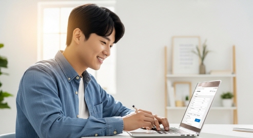 온라인 신청서를 작성 중인 청년