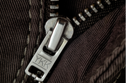 지퍼에 새겨진 ‘YKK’의 정체 – 우리가 몰랐던 작은 디테일의 세계