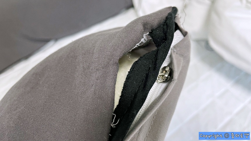 뜯어진-베개-커버