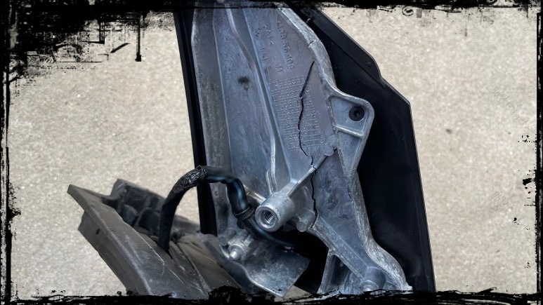 폭스바겐 폴로 사이드미러 수리 전(프레임 파손)