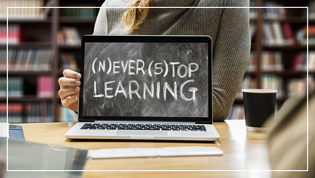 NEVER STOP LEARNING이라고 쓰여 있는 노트북 화면