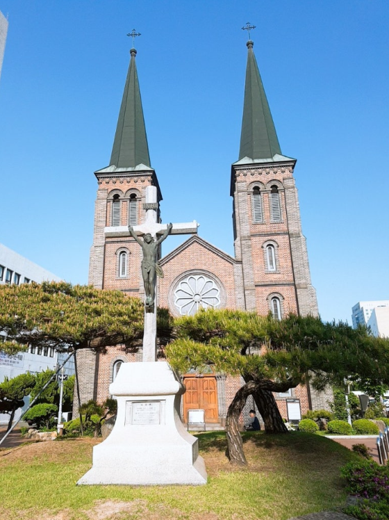 대구 계산성당의 정면 모습과 두 개의 첨탑