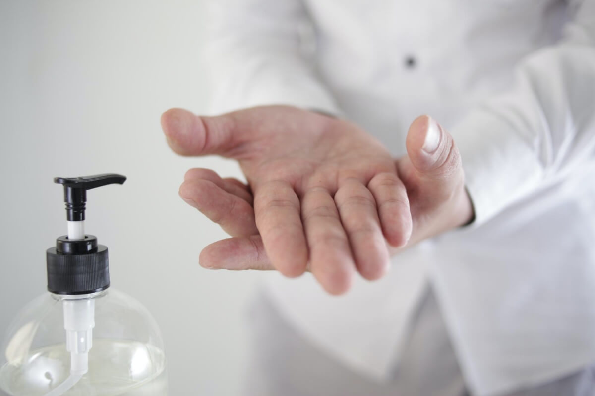 손소독제를-이용하여-손을-소독하는-남성