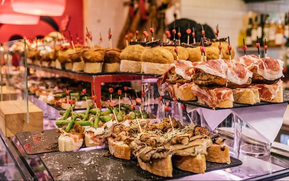 가게의-매대에-잔뜩-올려져-있는-다양한-종류의-핀초들-모습