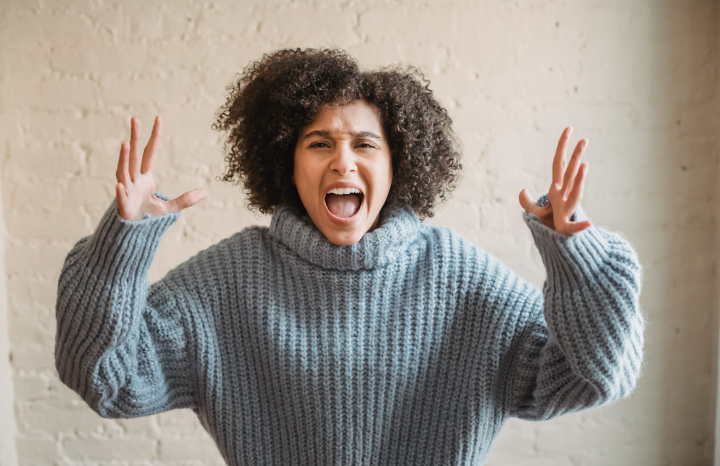 시끄러운 소리로 힘들어하고 있는 여자 사진