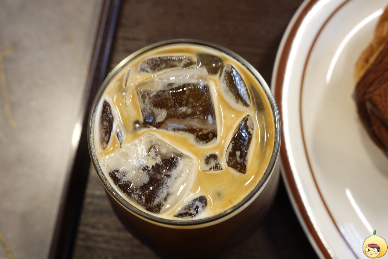 고소함이 가득한 아이스 아메리카노