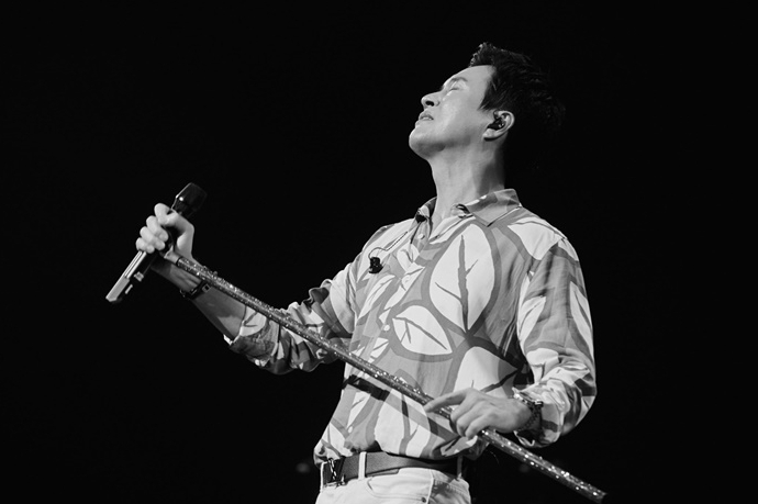 김정민 노래하는 사진.