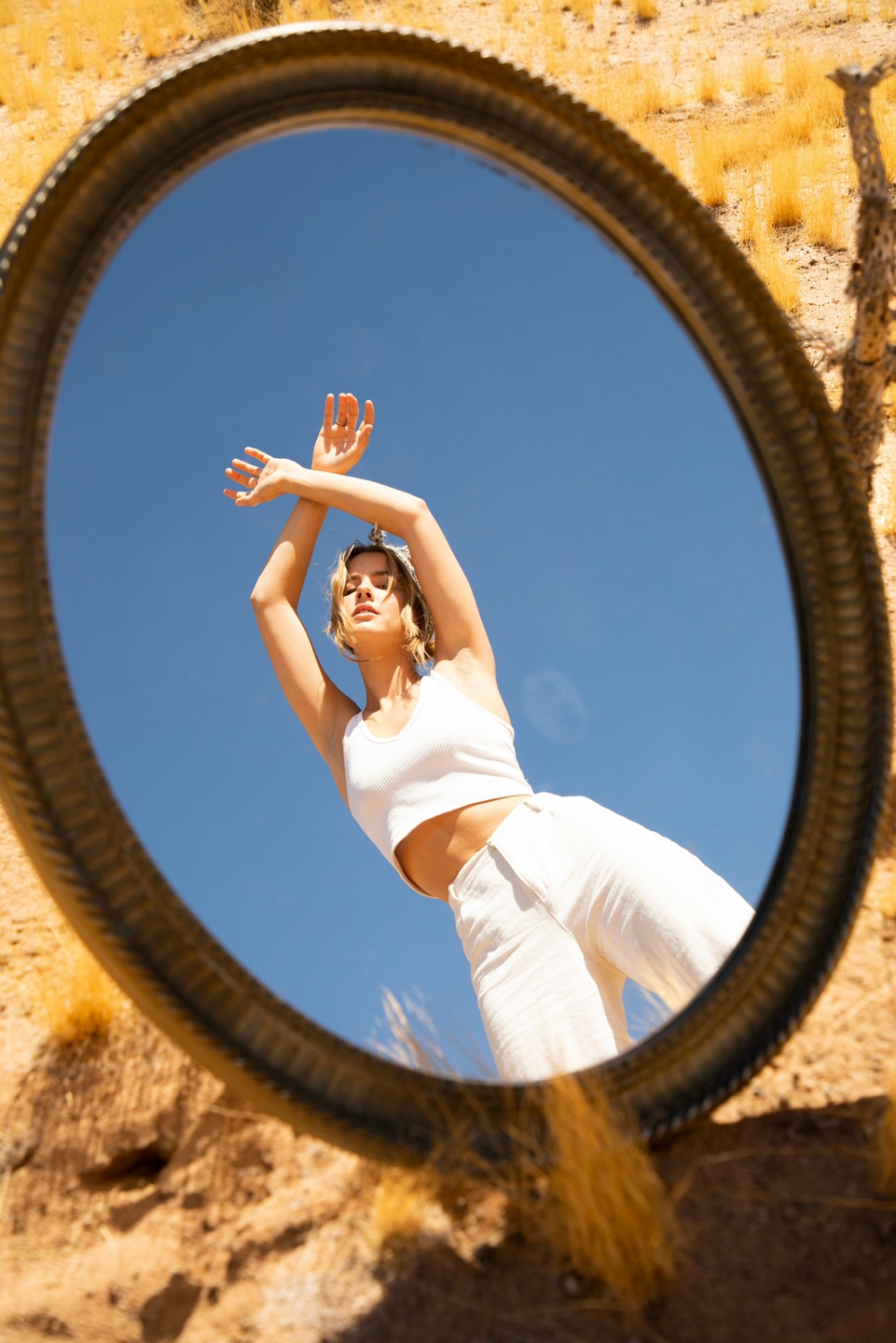 거울속에 하얀색 민소매 크롭 나시를 입은 여자 사진