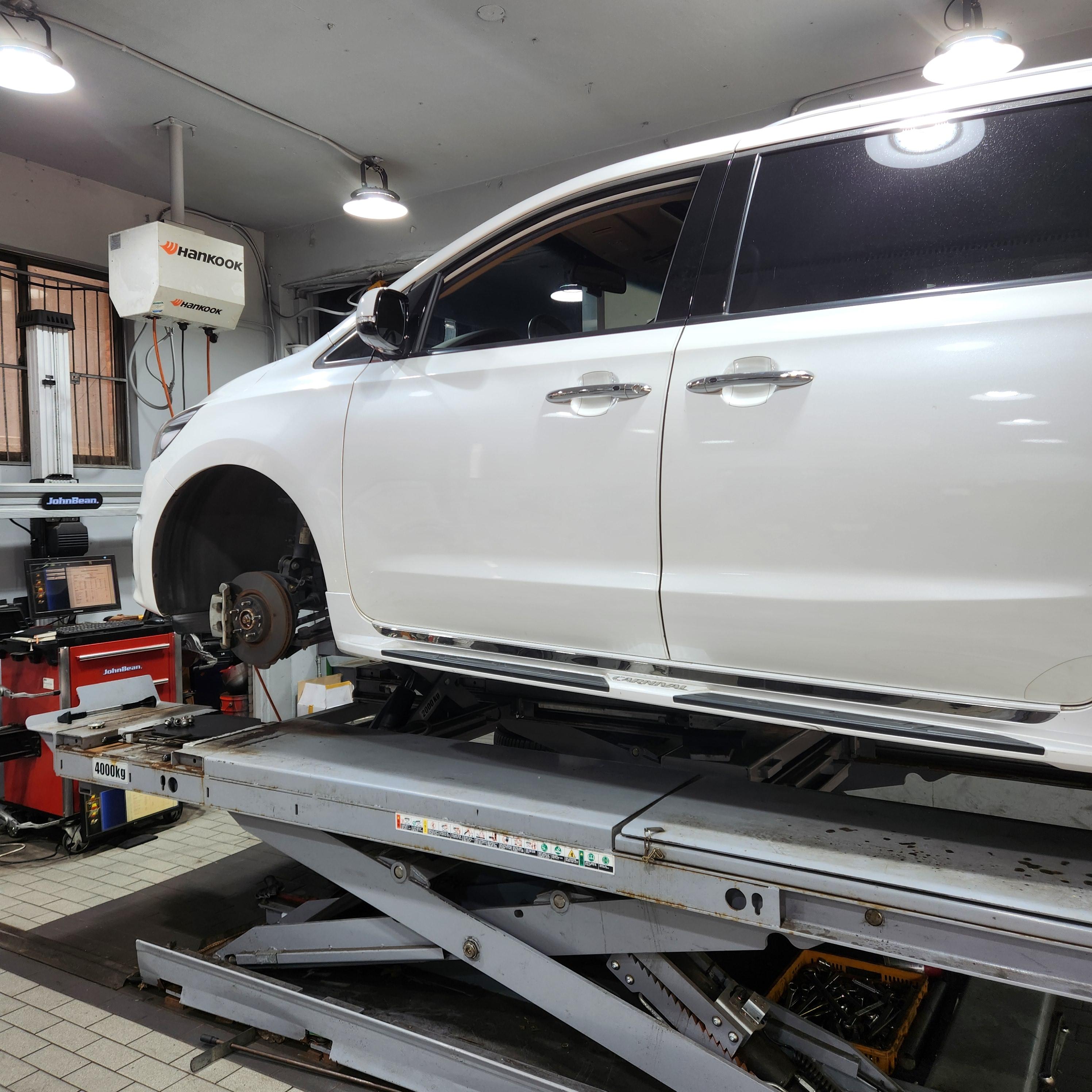 리프트에 올라 간 올뉴 카니발의 모습