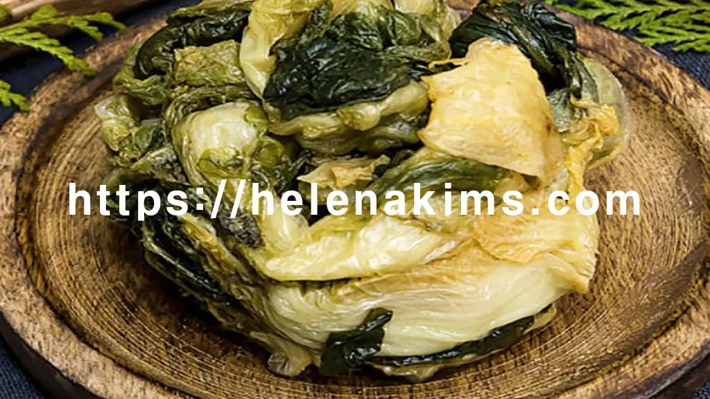 나무 그릇에 담겨 있는 우거지 모습.