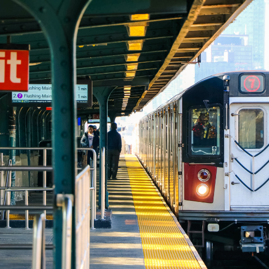 기차역&middot;지하철에서 꼭 알아야 할 영어 표현 &ndash; 티켓 구매, 플랫폼 안내, 환승 및 긴급 상황
