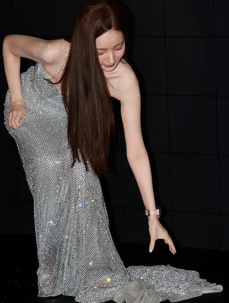 박민영 실버드레스