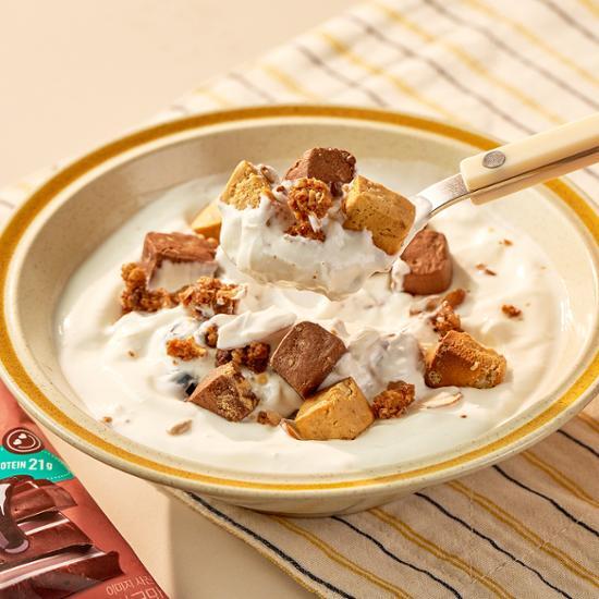 그릭요거트에 토핑한 프로틴바