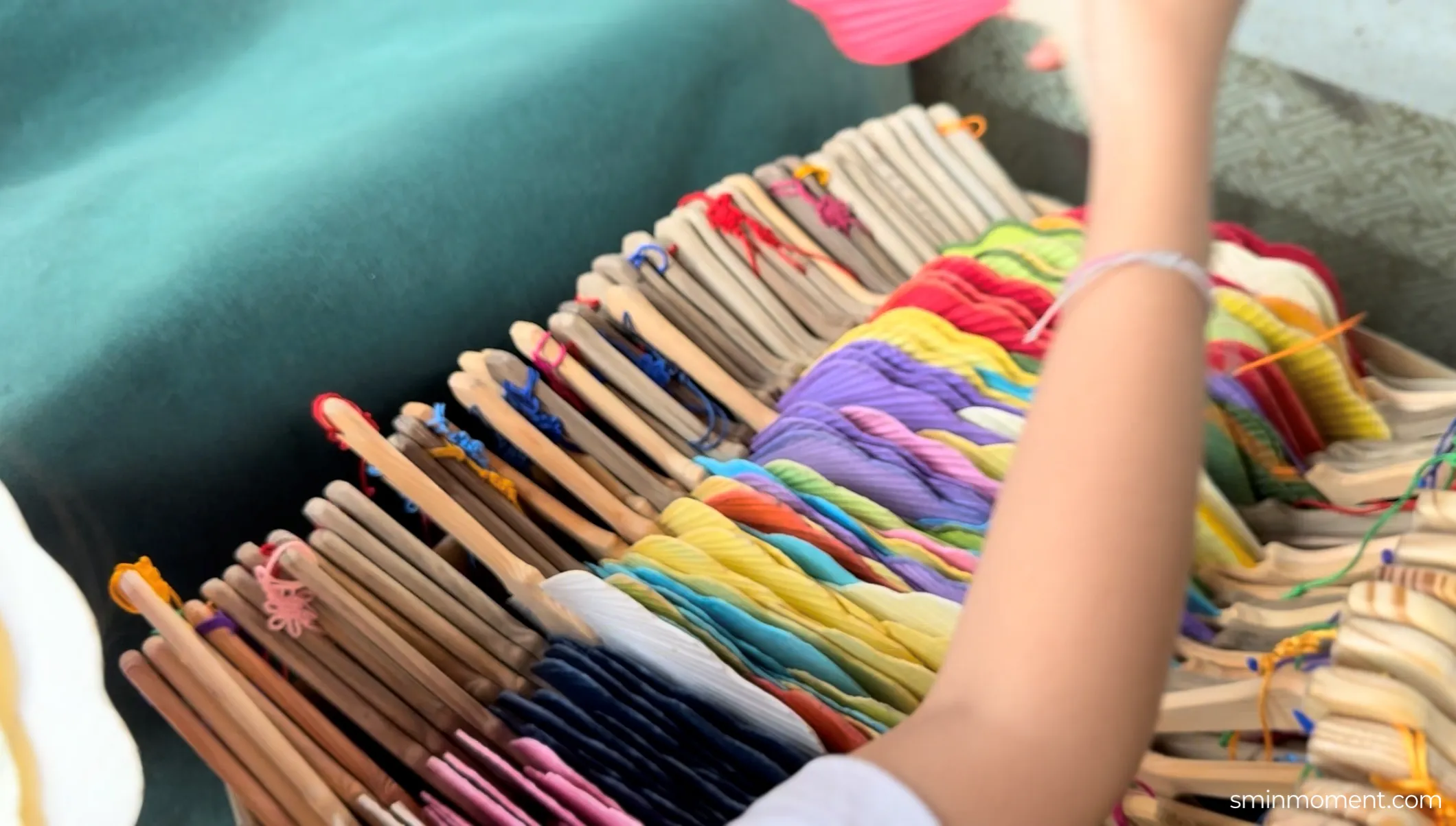 서울-나들이-인사동-볼거리-전주지업사-동양화재료-부채-고르기