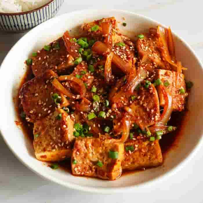 따뜻한 밥과 함께 상차림에 올려진 매콤한 두부조림