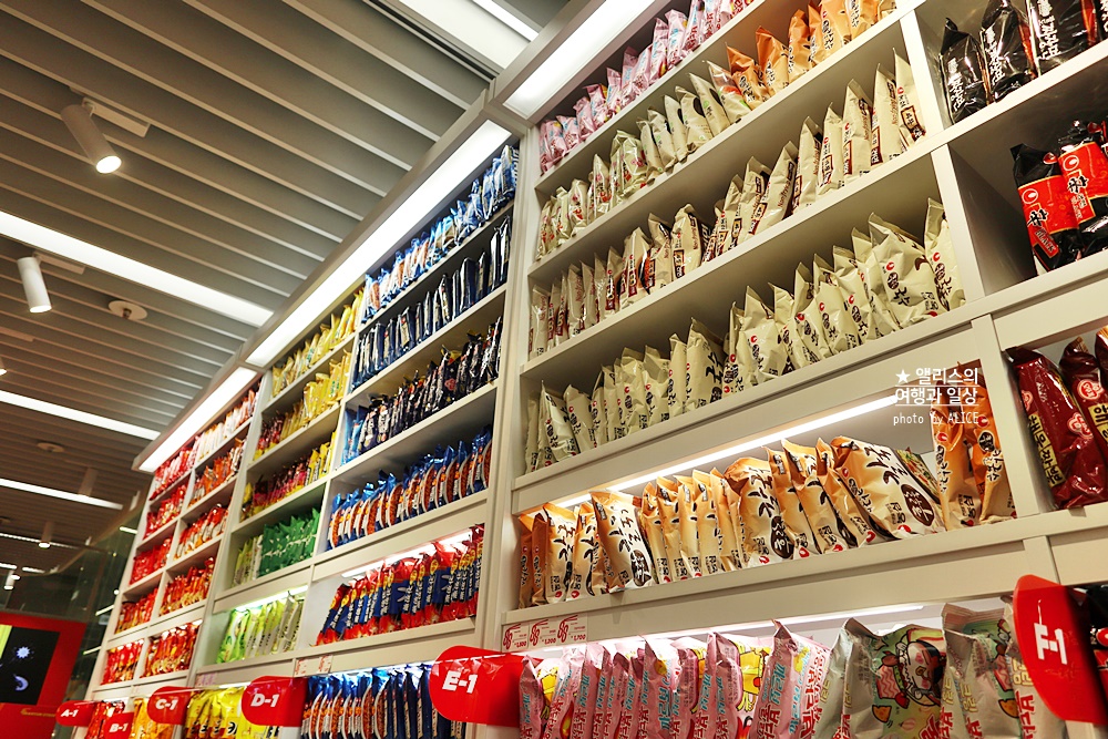 더현대서울 88라면스테이지, 라면종류는 물론 라면의 모든 것들을 구매할 수 있는 팝업스토어