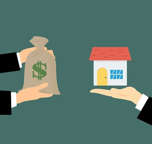 집과 돈을 들고 있는 모습