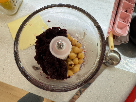 비트와 병아리콩을 믹서기에 넣은 사진