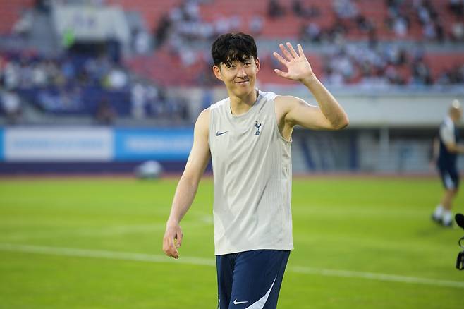 10년의 시간을 뒤로하고 팬들과 작별 인사를 나누는 손흥민