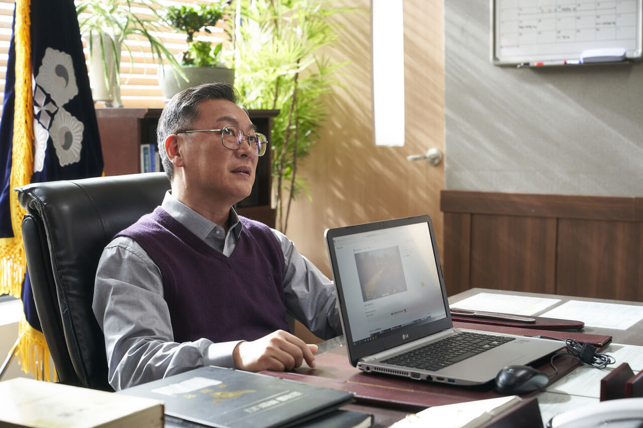 책상에 앉아있는 경찰 서장