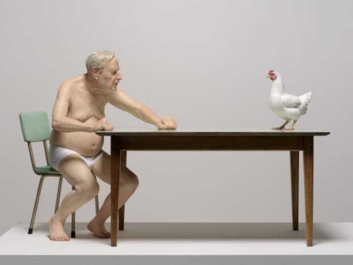 국립현대미술관 서울관(MMCA)에서 전시 중인 론 뮤익의 작품 "치킨/맨"