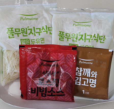 풀무원 두유면 비빔국수 구성품. 얇은 두유면 2개, 비빔소스 2개, 참깨와 김고명 2개가 들어 있다