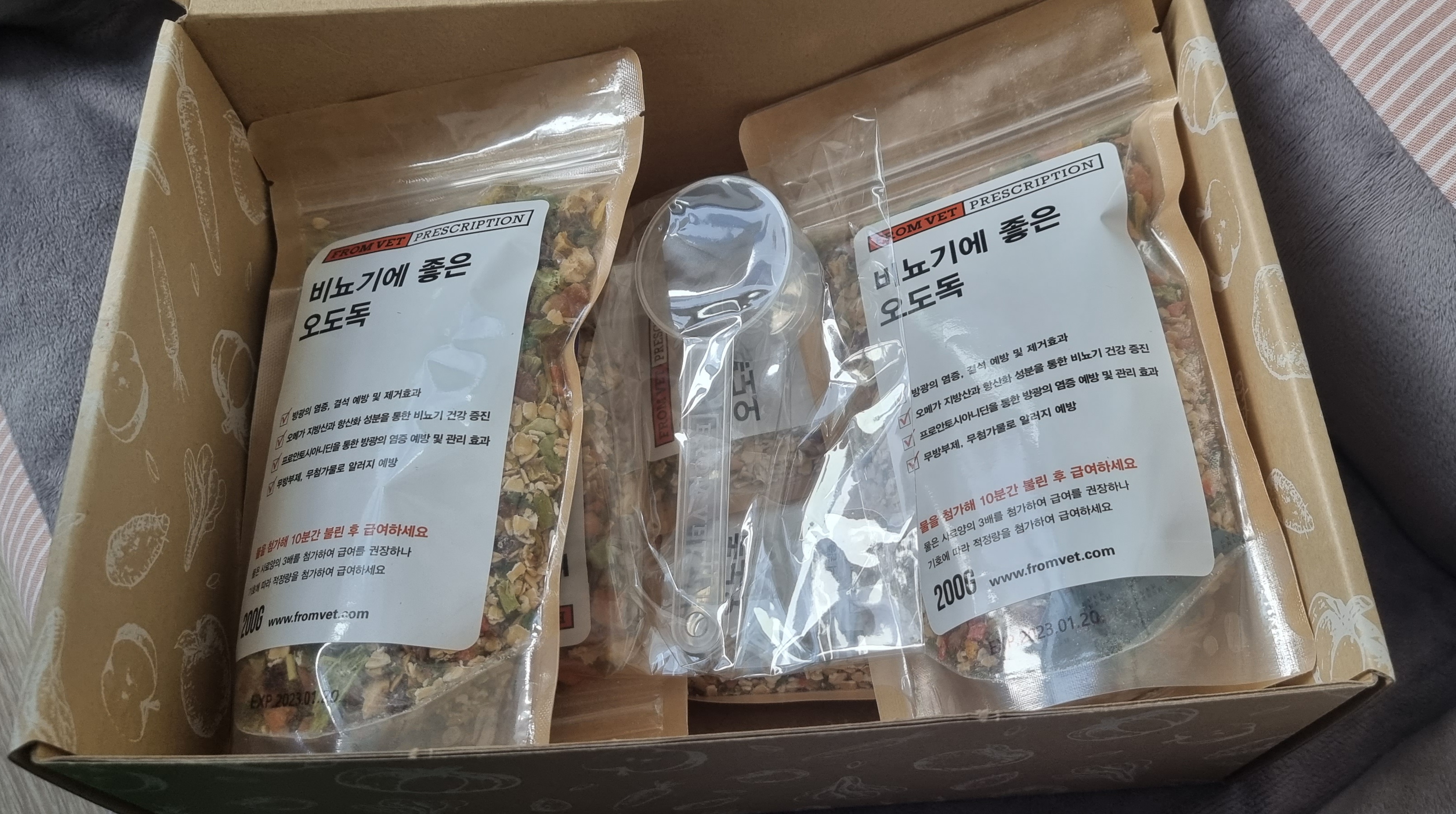 오도독 사료와 계량스푼
