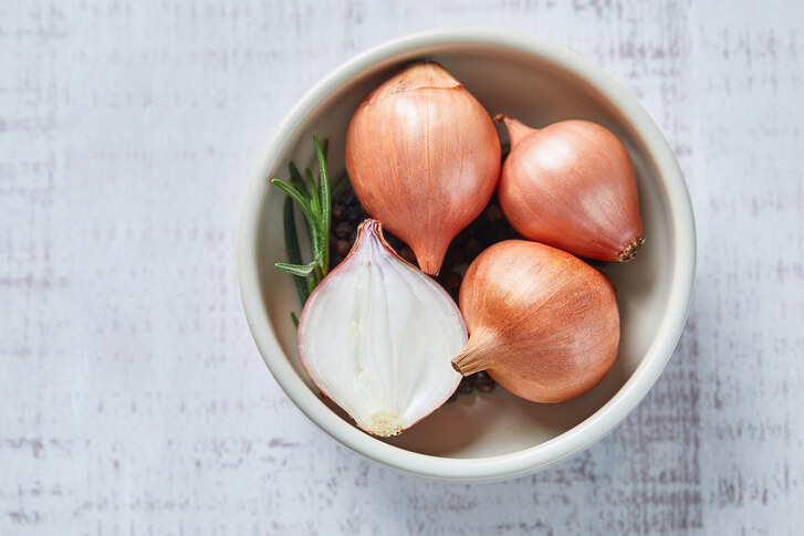 껍질이 있는 양파