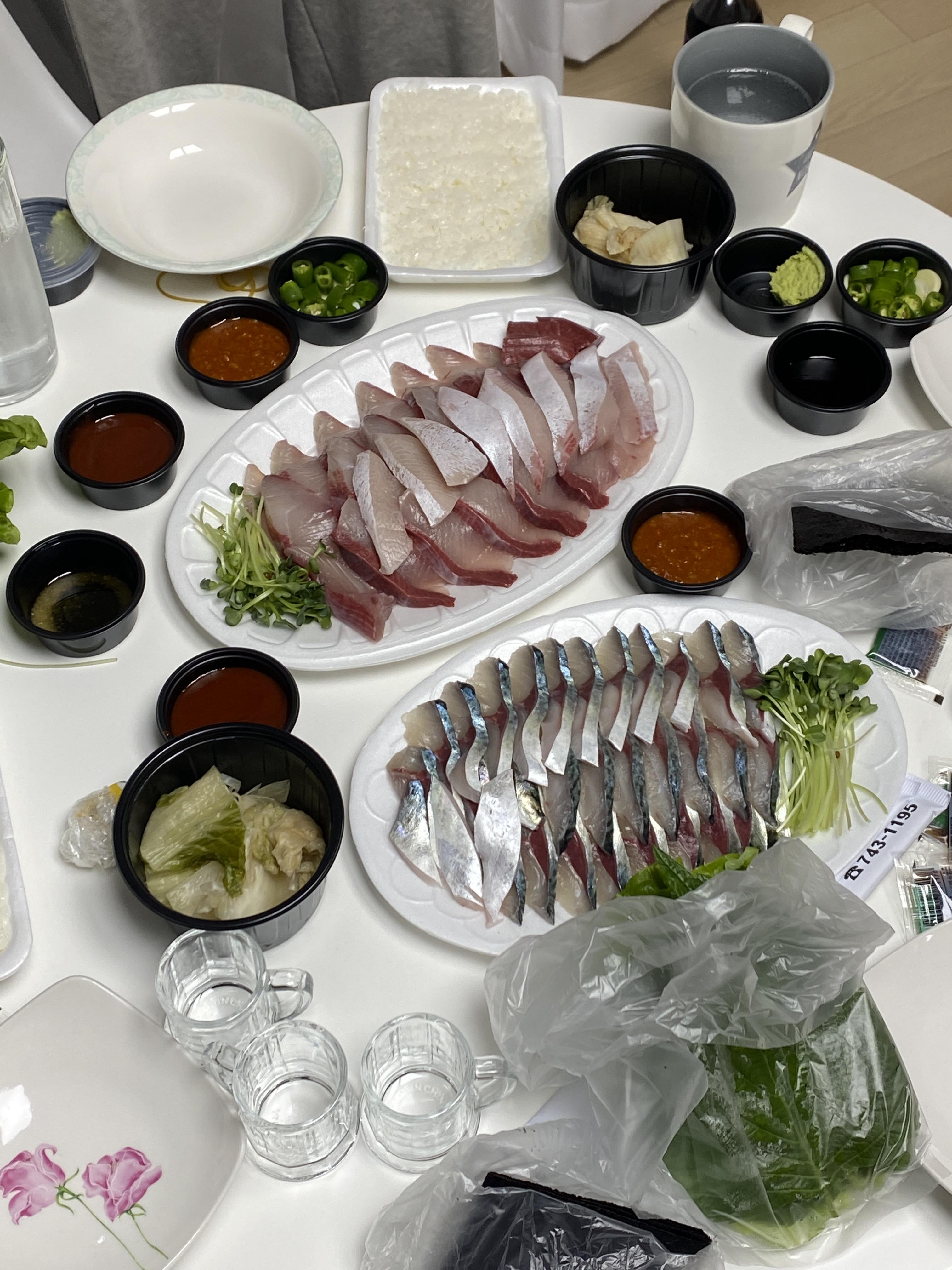 테이블-위에-놓인-고등어회와-방어회