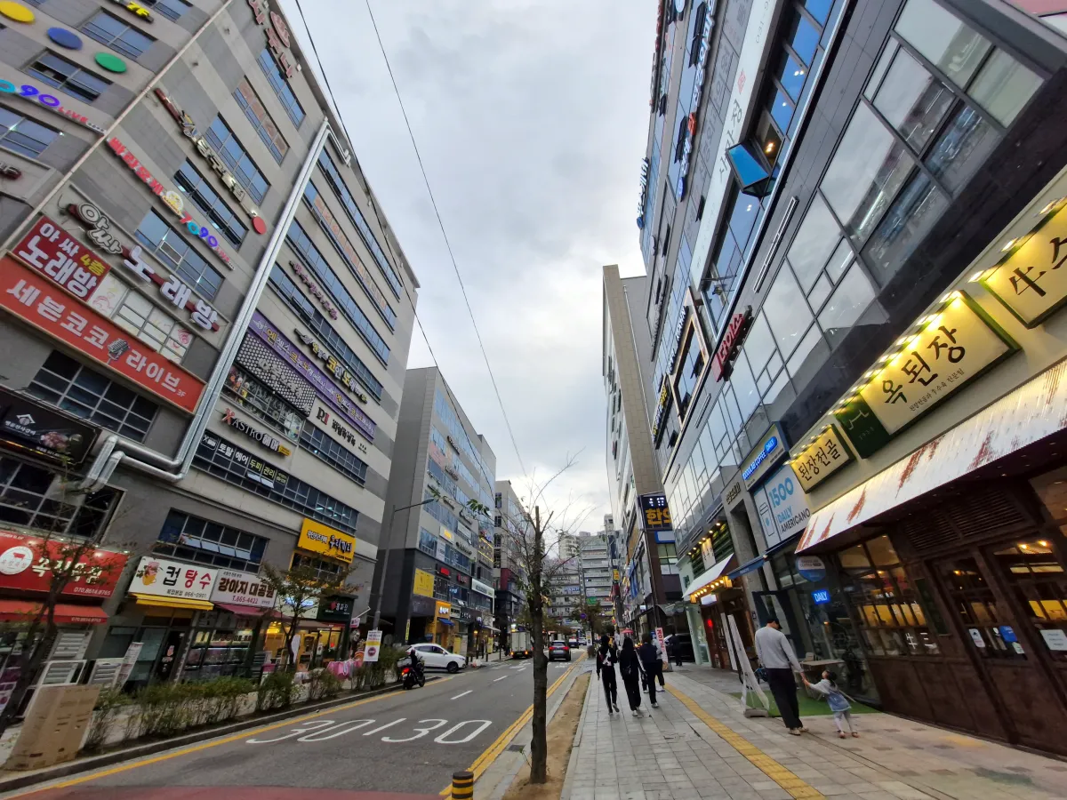 양쪽-높이-서있는-근린-상가건물들