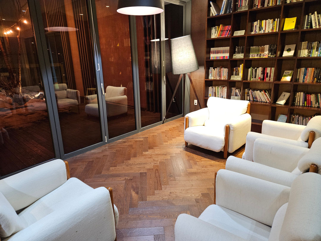 디아넥스 호텔 독서실