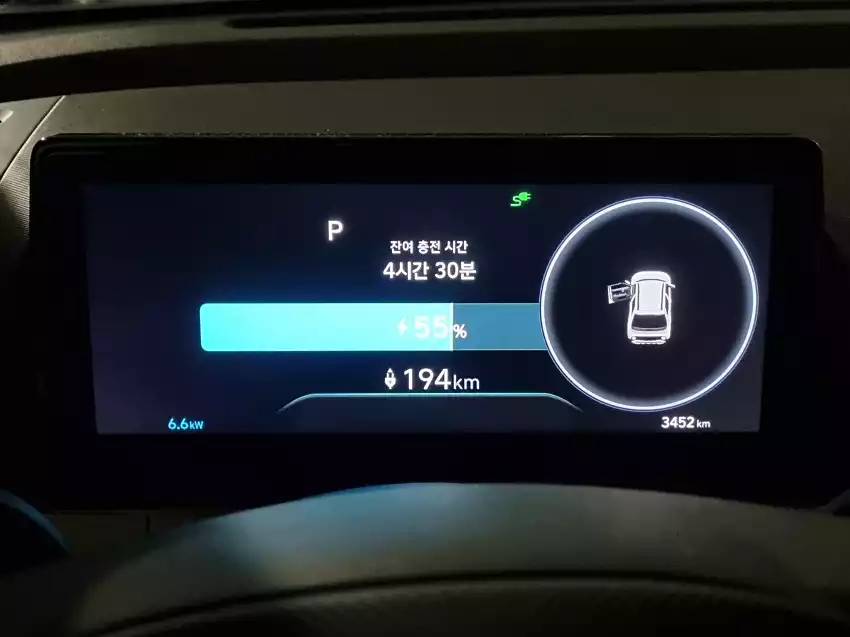 이날 집에 와서 완속 충전을 하던 모습입니다.