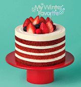 동그란 아이보리 케이크 위 딸기