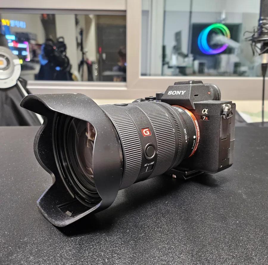 촬영에-사용하려고-선택한-카메라와-렌즈를-확대하여-보여주는-사진