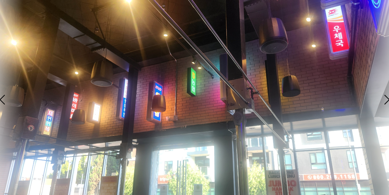 백정 실내 벽면 곳곳에 설치된 네온사인들 이미지