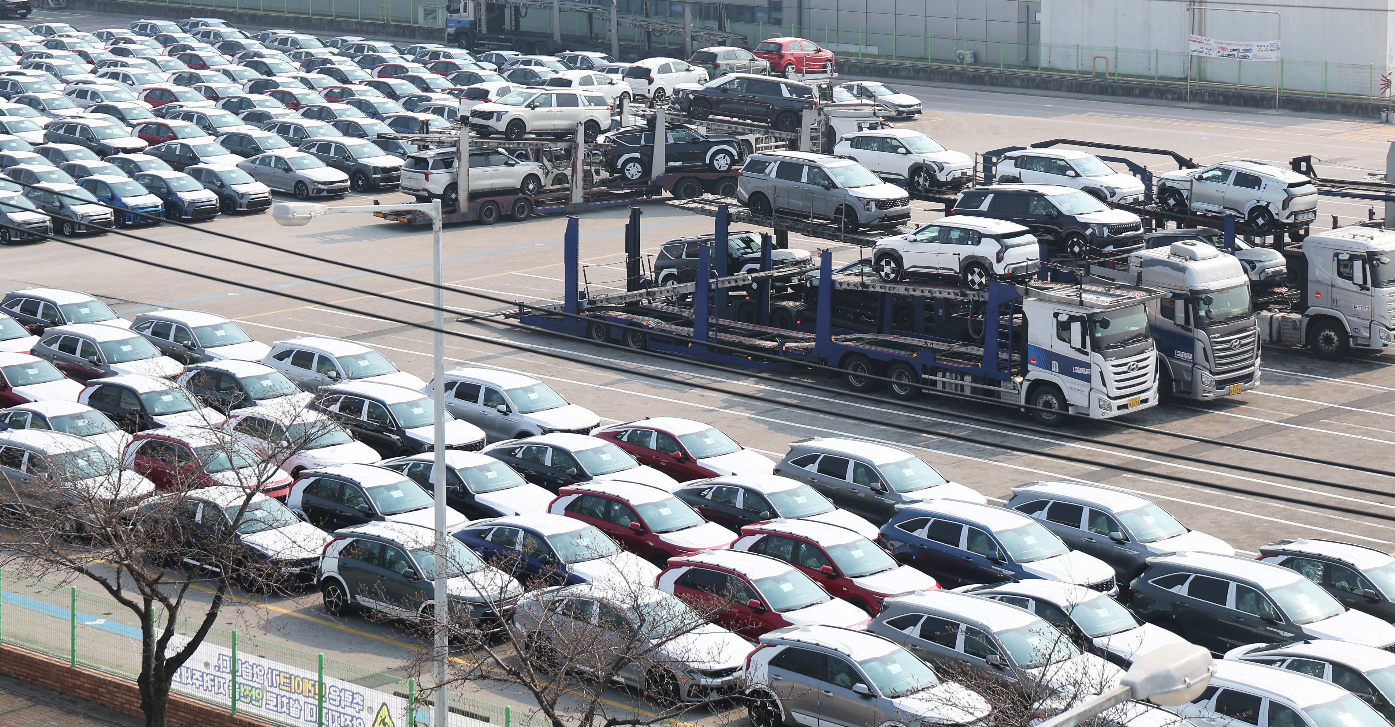 도널드 트럼프 미국 대통령이 자동차에 대해 25% 관세를 부과하겠다고 한 이후 경기도 평택항에 수출용 자동차가 세워져 있다. 아이엠증권은 관세 부과로 인한 가격 인상이 2달 이후에 본격적으로 나타날 것으로 전망했다./연합뉴스