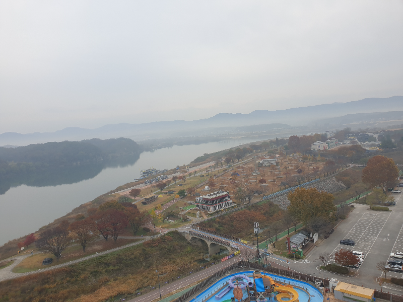 멀리 강이 보인다. 앞에는 워터파크가 있지만 날씨 때문에 휴장이다.