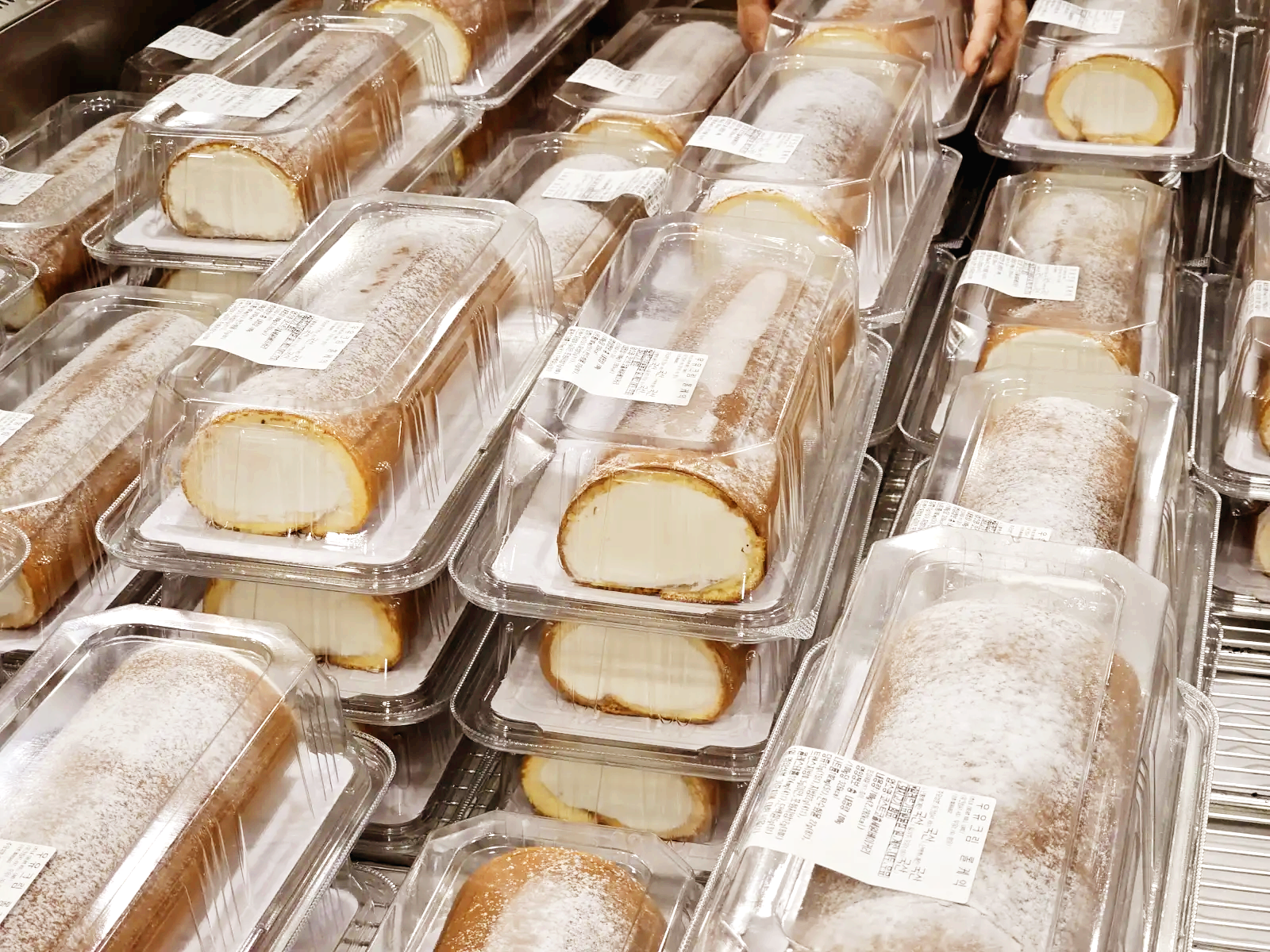 코스트코 우유크림 롤케익 진열대에 진열된 모습